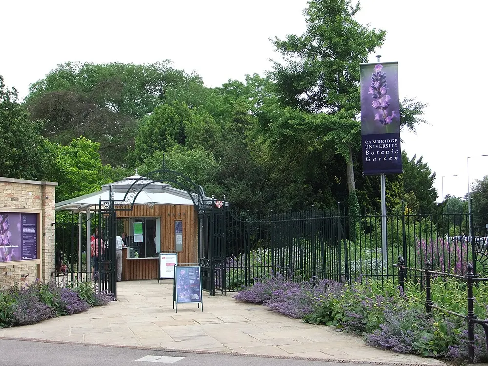 Cambridge University Botanic Garden, the local landmark of CB2